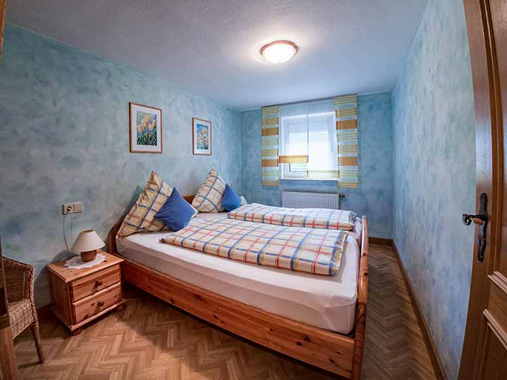 Ferienwohnung Gruendel Unten Schlafzimmer 01